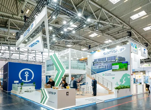 Großzügiges Doppeldecker-Standdesign auf internationaler Messe